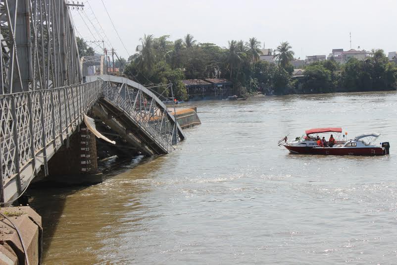 The Ghenh bridge collapsed at noon on March 20 after a barge crashed into its pillar.