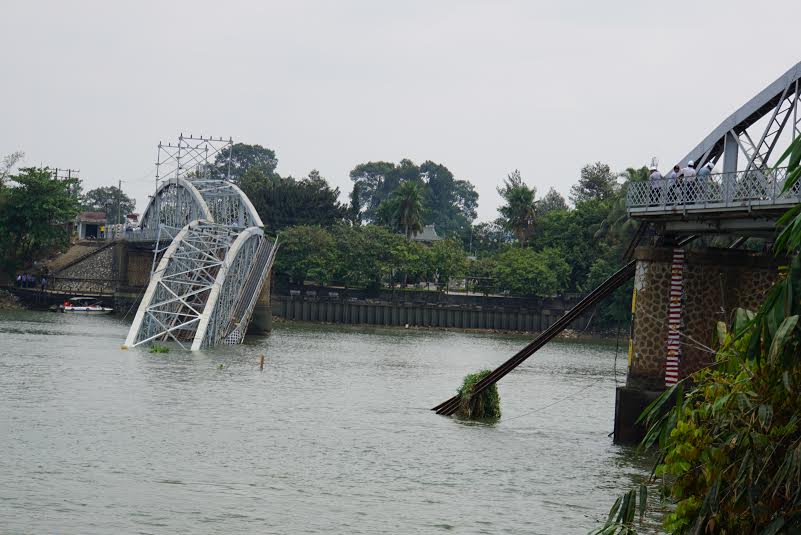 A view of the Ghenh Bridge collapse