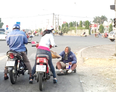 Người đàn ông một chân bị tật nguyền di chuyển chậm chạp trên tấm ván có gắn bánh xe thường có mặt tại chốt đèn trên quốc lộ 1, đoạn gần cổng Khu công nghiệp Biên Hòa 2. Thỉnh thoảng có người thấy ông này đi xin ở ngã tư Tân Phong, lúc lại thấy ông xuất hiện ở khu bò sữa Long Thành, xã Tam Phước (TP.Biên Hòa).