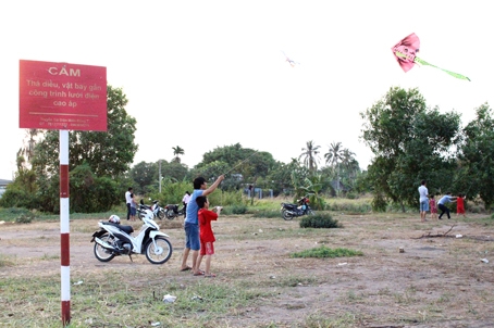 Nhiều người vô tư thả diều ngay khu vực có biển báo cấm tại chân cầu Bửu Hòa, TP.Biên Hòa.