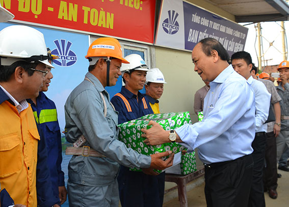 Phó thủ tướng Chính phủ tăng quà động viên công nhân thi công khắc phục sự cố cầu Ghềnh 