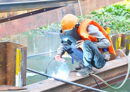 Công nhân đang thi công trên công trường xây dựng cầu An Hảo.