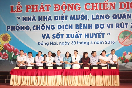 Lãnh đạo các địa phương cam kết với lãnh đạo tỉnh và Sở Y tế trong triển khai chiến dịch “Nhà nhà diệt lăng quăng phòng bệnh do virus Zika và sốt xuất huyết”. Ảnh: Đ.Ngọc