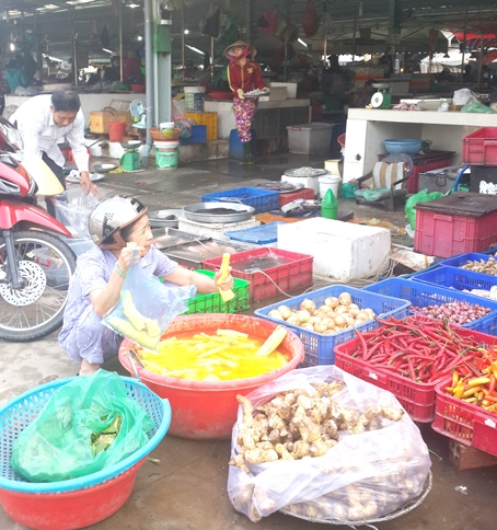 Hiện nay có nhiều điểm bán măng tươi ngâm trong các thau nước vàng sẫm khiến người tiêu dùng không khỏi lo lắng. Một điểm bán măng tươi ở TP.Biên Hòa.