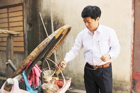 Ông Nguyễn Trọng Khoa, Phó cục trưởng Cục Quản lý khám, chữa bệnh (Bộ Y tế) kiểm tra các vật phế thải có chứa lăng quăng ở xã Tân An, huyện Vĩnh Cửu.  Ảnh: Mỹ Hoa