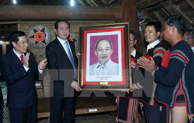 Chủ tịch nước Trần Đại Quang gặp gỡ, thăm hỏi và tặng quà đồng bào dân tộc Ê Đê. (Ảnh: TTXVN)