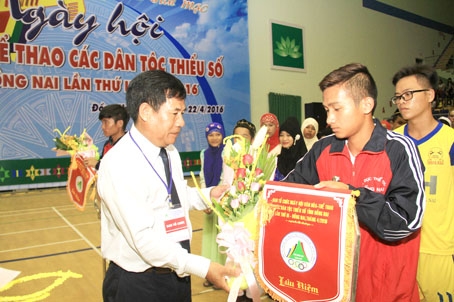 Ông Điểu Bảo, Trưởng ban Dân tộc tỉnh, Trưởng ban tổ chức Ngày hội Văn hóa - thể thao các dân tộc thiểu số tỉnh Đồng Nai lần thứ III-2016, tặng hoa cho các đoàn về tham dự ngày hội.