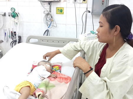 Bé Phan Thị Như N., 5 tháng tuổi, đang được điều trị tại Khoa Hồi sức tích cực - chống độc Bệnh viện nhi đồng Đồng Nai.  Ảnh: N.Thư.