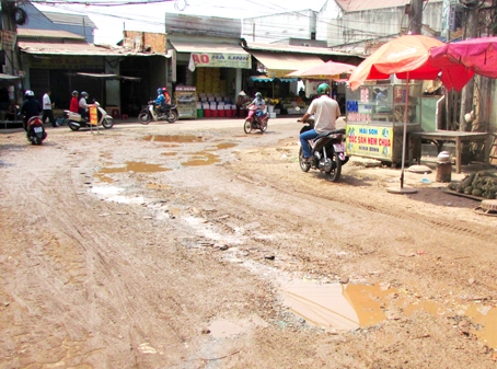 Đường Yết Kiêu ngày càng xuống cấp trầm trọng.  Ảnh: Xuân Sang