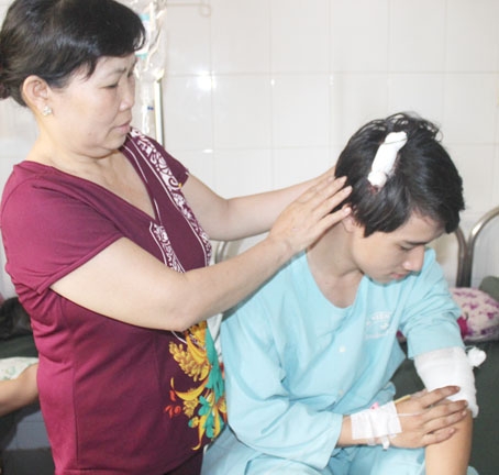 Hoàng Văn Thuận với vết thương nứt sọ đỉnh phải do bị chém đang được điều trị tại Bệnh viện đa khoa Thống Nhất.