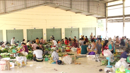 Cảnh buôn bán ở chợ Giang Điền chỉ bó hẹp trong phạm vi nhỏ ở lòng chợ.