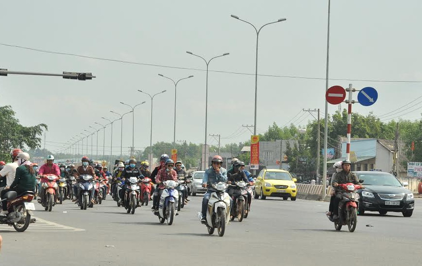 Tuyến quốc lộ 51 đoạn qua huyện Long Thành khá đông phương tiện so với ngày thường