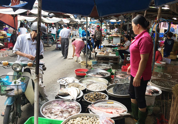 Hàng bán hải sản ở chợ Tân Mai khá vắng khách trong ngày nghỉ lễ