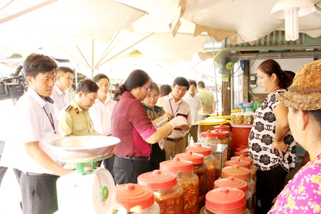 Đoàn kiểm tra liên ngành an toàn thực phẩm của tỉnh lấy mẫu thử nhanh hàn the đối với thực phẩm ăn liền tại chợ Tân Hiệp (TP.Biên Hòa).