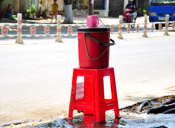 Trên một số tuyến đường tại TP.Biên Hòa xuất hiện ngày càng nhiều những bình trà đá miễn phí giành cho những người lao động nghèo