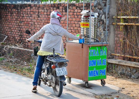 Đã hơn  1 năm qua, bình trà đá miễn phí của gia đinhg ông Nguyễn Hồng Anh, KP 3, phường Trảng Dài đã trở thành quen thuộc với nhiều người đi đường.