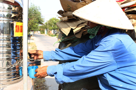 Với những người lao động có thu nhập thấp, những bình trà đá miễn phí không chỉ  giúp họ giải khát mà giúp họ tiết kiệm được số tiền  vốn đã ít ỏi.