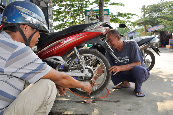 Uống trà đá miễn phí và được bơm xe miễn phí