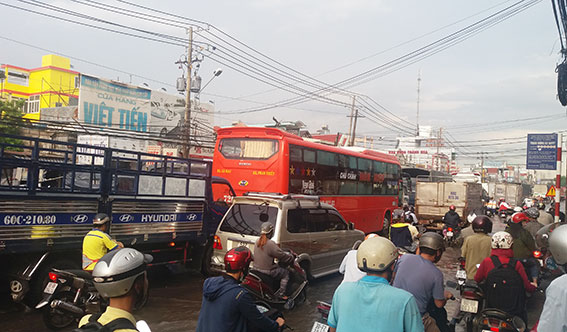 Nhiều tuyến đường bị ngập nặng khiến giao thông rối loạn