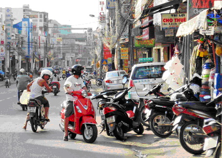 Vỉa hè trên đường Phạm Văn Thuận (đoạn thuộc phường Bình Đa) bị chiếm dụng hoàn toàn