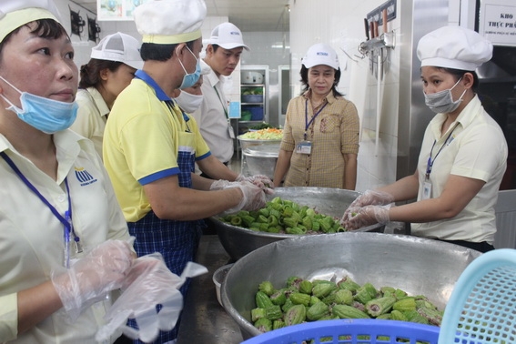 Trong thời gian tới các ngành chức năng của tỉnh sẽ tăng cường kiểm tra, giám sát bếp ăn tập thể tại các doanh nghiệp. Trong ảnh: Đoàn kiểm tra của Chi cục An toàn vệ sinh thực phẩm Đồng Nai kiểm tra một bếp ăn tập thể ở KCN Long Bình (TP.Biên Hòa)