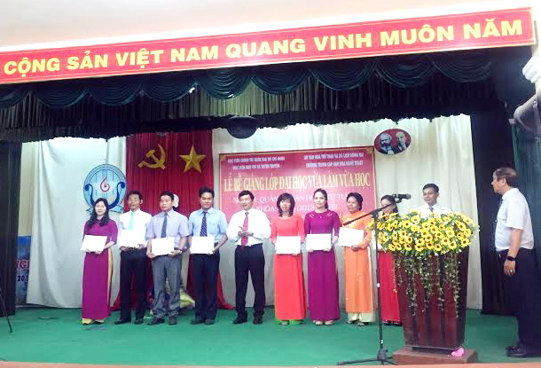 Trao bằng tốt nghiệp cho các học viên