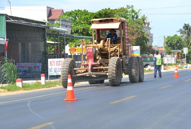 Xử lý mặt đường trên quốc lộ 1