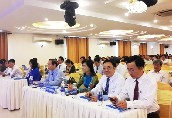 Các đại biểu tham dự hội nghị Khoa học kỹ thuật ngành y tế.