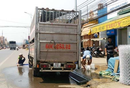 Xe chở heo hàng ngày vẫn ghé trước nhà ông Đinh Văn Thông để tắm heo và rửa xe gây ô nhiễm môi trường.  Ảnh: H.Nguyên