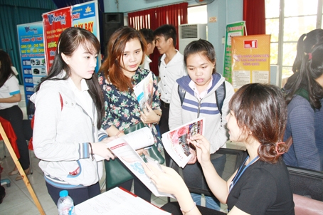 Sinh viên năm cuối Khoa Đông phương học Trường đại học Lạc Hồng trao đổi với doanh nghiệp Đài Loan trong Ngày hội việc làm được tổ chức tại trường.  Ảnh: C.NGHĨA