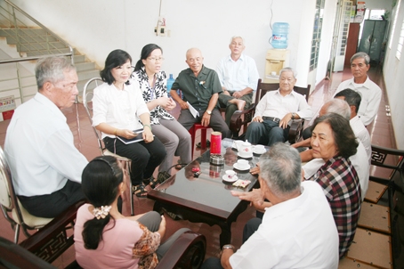 Các thành viên trong Ban Chỉ đạo phong trào Toàn dân đoàn kết xây dựng đời sống văn hóa  phường Xuân Bình (TX.Long Khánh) tuyên truyền và lắng nghe ý kiến góp ý của người cao tuổi về việc thực hiện văn minh trong việc tang. Ảnh: V.TRUYÊN