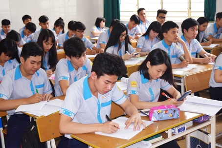 Học sinh lớp 12 Trường THPT Đinh Tiên Hoàng (TP.Biên Hòa) trong giờ ôn tập.  Ảnh: H.DUNG