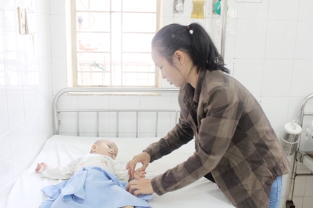 Do bị té từ gác trọ cao 3m, bé Hồ Thị Thanh T., 1 tuổi, ngụ tại phường Tân Hiệp (TP.Biên Hòa) đang phải theo dõi chấn thương sọ não tại Khoa ngoại chấn thương, chỉnh hình - bỏng.