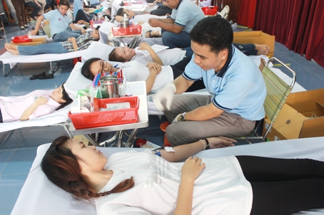 Sinh viên Trường đại học Đồng Nai tham gia hiến máu tình nguyện.