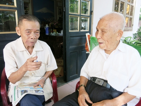 Ông Nguyễn Xuân Mai (phải) và ông Nguyễn Hạnh đang kể lại trận đánh Yếu khu quân sự Trảng Bom vào tháng 7-1951.