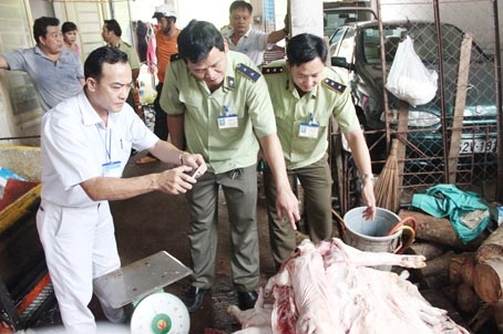 Chi cục Quản lý thị trường Đồng Nai (Sở Công thương) phát hiện lò mổ heo lậu chết tại huyện Thống Nhất.