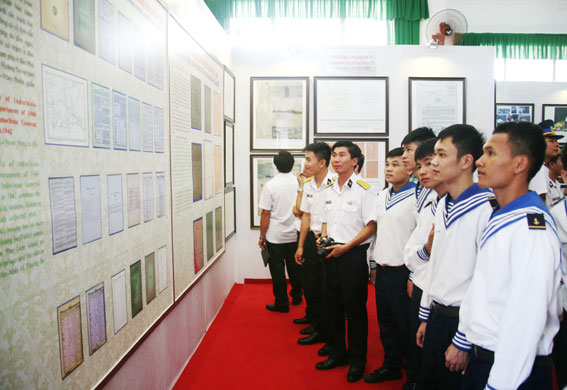 Cán bộ, chiến sĩ hải quân xem bản đồ và tư liệu được trưng bày tại triển lãm.