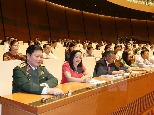 Các đại biểu Quốc hội biểu quyết thông qua Nghị quyết phê chuẩn đề nghị của Chủ tịch nước về danh sách các Phó Chủ tịch và các Ủy viên Hội đồng quốc phòng và an ninh. (Ảnh: Trọng Đức/TTXVN)
