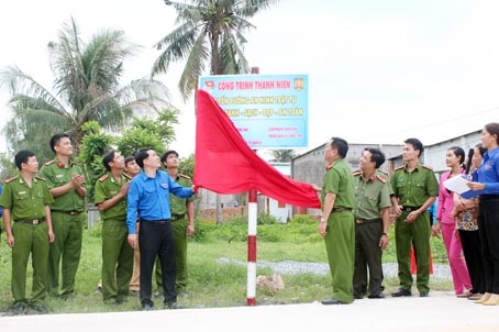 Đoàn Thanh niên Công an tỉnh và Huyện đoàn Nhơn Trạch phối hợp tổ chức lễ khánh thành “Tuyến đường an ninh trật tự sáng - xanh - sạch - đẹp” tại xã Long Thọ.  Ảnh: N.SƠN