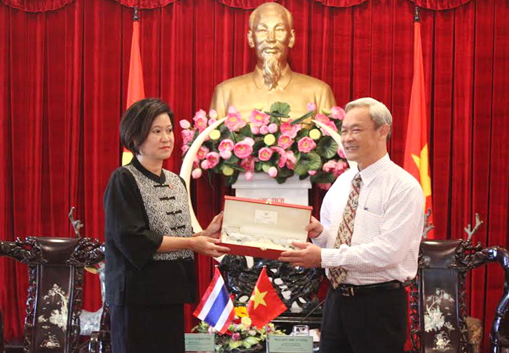 Tổng Lãnh sự Vương quốc Thái Lan tại TP.Hồ Chí Minh Ureeat Ratanaprukse tặng quà lưu niệm cho Bí thư Tỉnh ủy Nguyễn Phú Cường