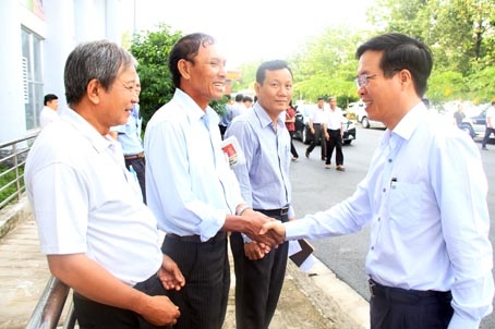 Đại biểu Quốc hội Võ Văn Thưởng (bìa phải) gặp gỡ cử tri huyện Nhơn Trạch. Ảnh: C.Nghĩa
