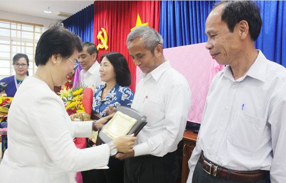  Trưởng Đoàn đại biểu Quốc hội tỉnh khóa XIV Phan Thị Mỹ Thanh cũng tặng quà kỷ niệm tri ân các đồng chí nguyên là đại biểu Quốc hội tỉnh khóa XIII.