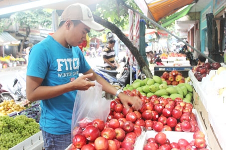 Táo Trung Quốc nhập khẩu về bán tại các vựa, sạp trái cây Biên Hòa.