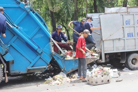 Điểm tiếp rác gần khu vực cổng 2 (đường Nguyễn Ái Quốc, TP.Biên Hòa) làm xấu đi hình ảnh con đường sạch đẹp.