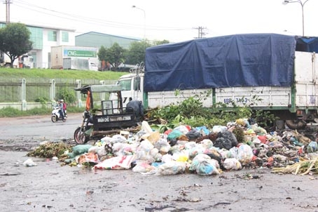 Điểm trung chuyển rác tự phát lộ thiên tại Công viên Long Bình, giáp Khu công nghiệp Biên Hòa 2 ám ảnh người qua lại vì mùi hôi (ảnh nhỏ).