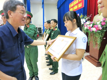 Chủ tịch UBND tỉnh Đinh Quốc Thái tặng bằng khen và động viên Đỗ Lương Hoàng Anh trong ngày trao giải.