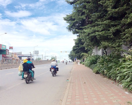 Trong khi đó, tại hành lang an toàn trên xa lộ Hà Nội, đoạn qua KP.13, phường Hố Nai (TP.Biên Hòa) được đầu tư xây dựng sạch đẹp.