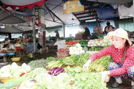 Sạp bán rau an toàn tại chợ Phương Lâm (huyện Tân Phú).
