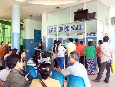 Đông đảo người dân đăng ký khám chữa bệnh tại Bệnh viện đa khoa khu vực Định Quán (ảnh minh họa). Ảnh: N.Liên