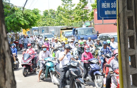 Kẹt xe trên đường Đồng Khởi (TP.Biên Hòa) ngay giữa buổi trưa.